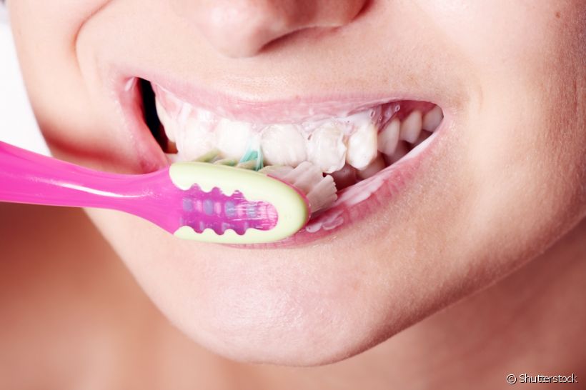 A sensação que dá, geralmente, é que quanto mais espuma estamos fazendo, mais limpos os dentes estão ficando, né? Mas será que seu dentista aprova isso?