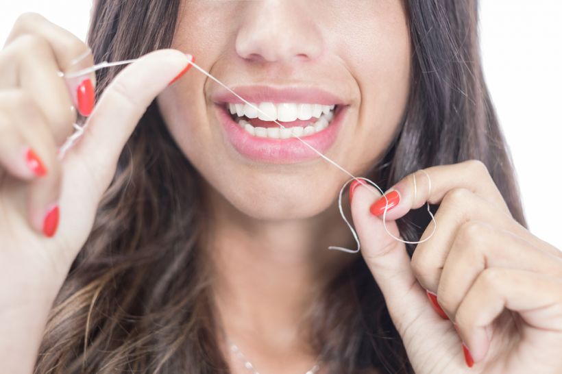 O hábito é muito importante para a saúde do seu sorriso, mas o que você costuma usar para fazer a limpeza? Especialistas mostram a importância de produtos que completam a higiene bucal