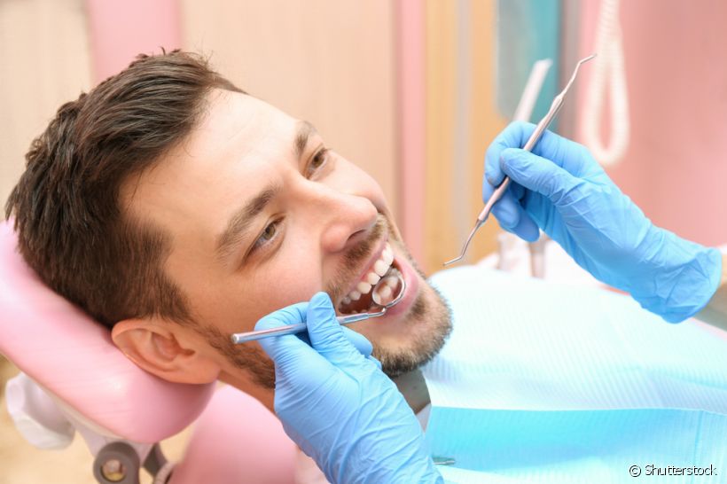 Existem casos em que um dente não pode mais fazer parte do seu sorriso. A profissional Caroline Pessoa cita situações que a extração precisa ser feita