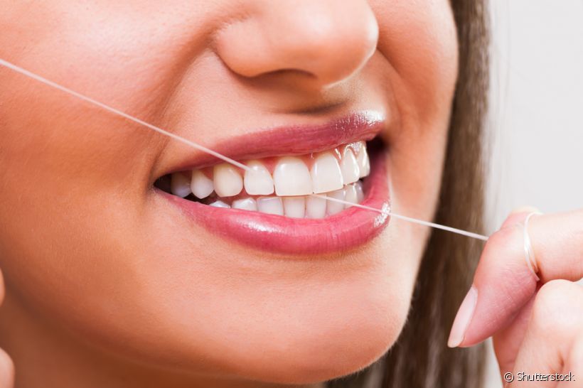 Se você tem retração na gengiva e sente um certo incômodo na hora de passar o fio dental, a dentista Fernanda Cole diz o que fazer