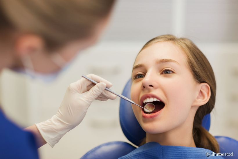 Ser mais velho ou mais jovem. A idade, de fato, é um fator determinante na extração do dente do juízo? A dentista Thalita Costa esclarece