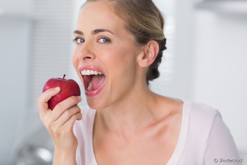 Está com medo de comer alguns alimentos após fazer o implante dentário? O especialista tira dúvidas sobre o assunto