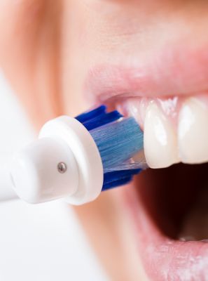 Escova de dente elétrica facilita muito a higiene bucal? Entenda!