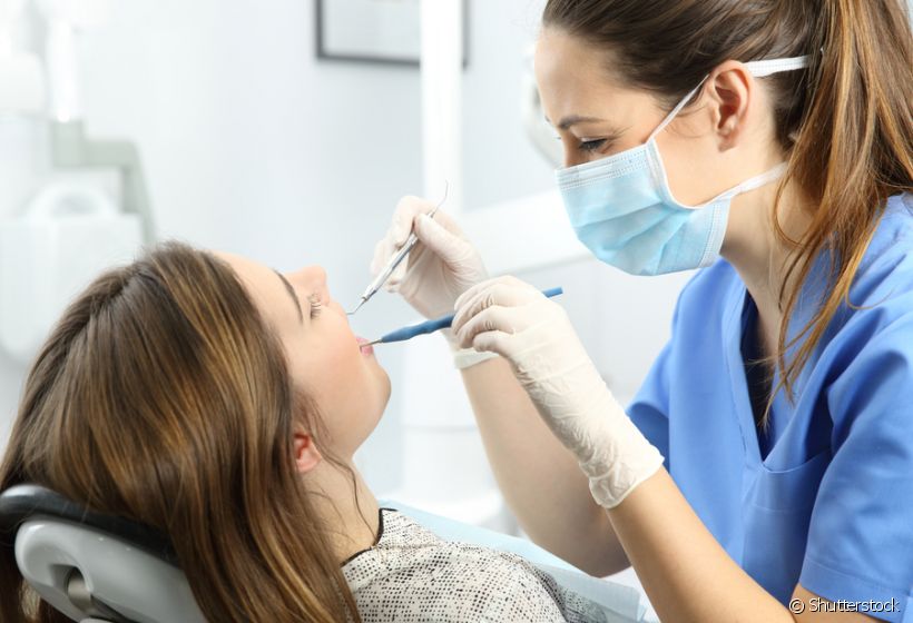 Quer saber o que causa o enfraquecimento dos dentes? Confira sua origem e seus possíveis riscos para a saúde bucal e descubra como se prevenir contra esse problema 