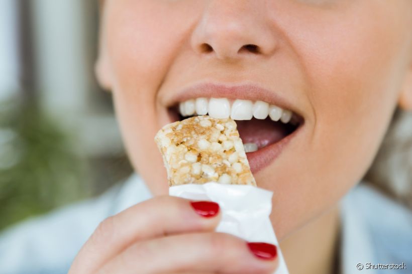 Você costuma ficar com alimentos presos entre os dentes após as refeições? Fique de olho! Entenda os riscos dessa situação para sua saúde bucal e saiba o que fazer para evitá-la