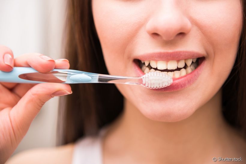 Estar com afta pode complicar algumas situações no dia a dia, entre elas o momento da higiene bucal. Saiba como escovar os dentes de forma adequada desse período