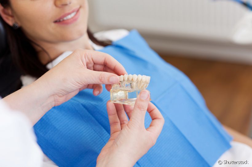 Usuários de prótese dentária devem estar atentos a alguns cuidados importantes, como a troca da mesma de tempos em tempos