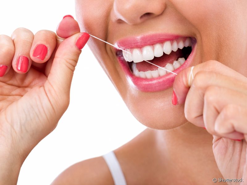 Use o fio dental pelo menos uma vez ao dia. Esse comportamento é extremamente importante para manter uma higienização adequada.