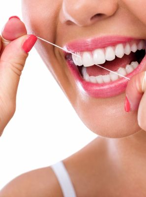 Saiba escovar o dente corretamente para evitar retração gengival