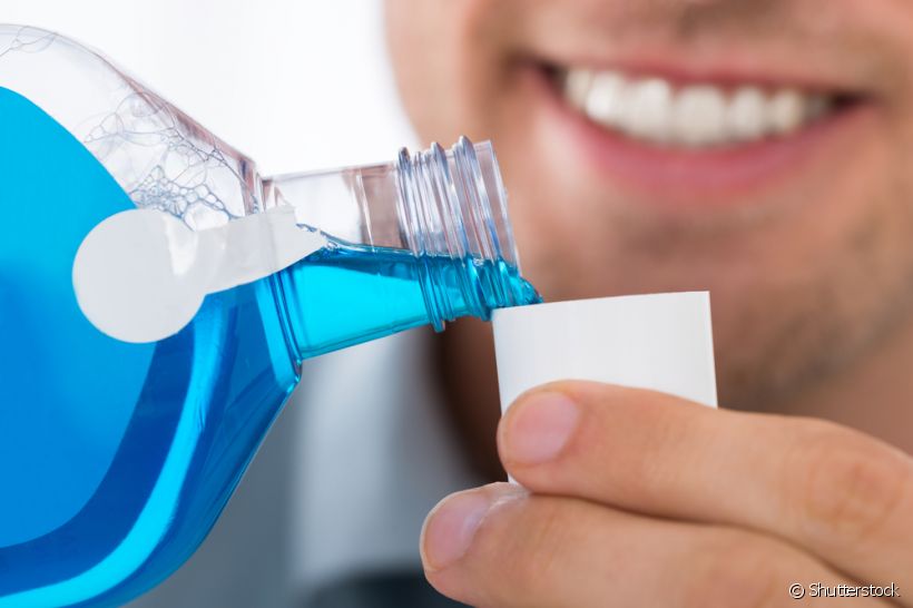 Você usa o enxaguante bucal no lugar de fazer a escovação? Entenda os problemas dessa substituição para a sua saúde bucal