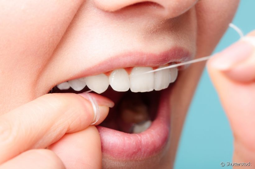 Uma dúvida comum relacionada ao fio dental é quando usar. Antes ou depois da escovação?