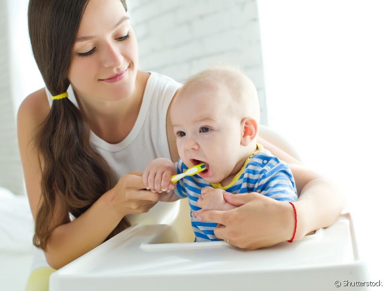 A higiene precisa ser realizada por um adulto, que deve apoiar a cabeça do bebê para melhor o conforto dos dois.