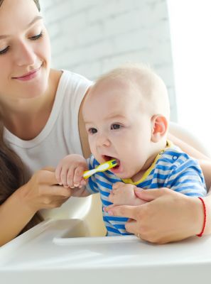 Passo a passo de como fazer a higiene bucal em bebês