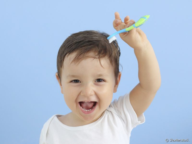 Use uma escova própria para bebês, com cabeça pequena e cerdas macias e creme dental com flúor.