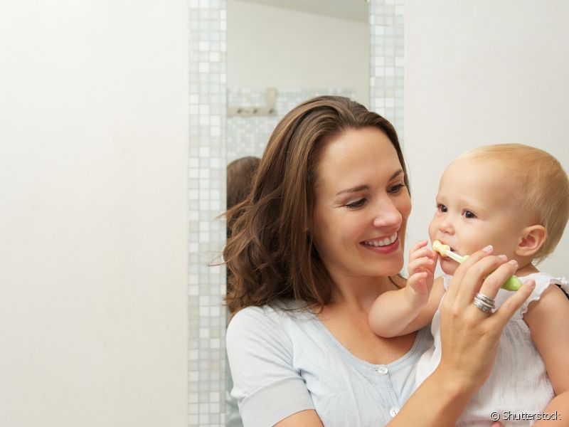 Escove com movimentos leves e fique atento para passar por todos os lados de todos os dentes do bebê. Se alguma parte não for escovada, poderá surgir cárie.