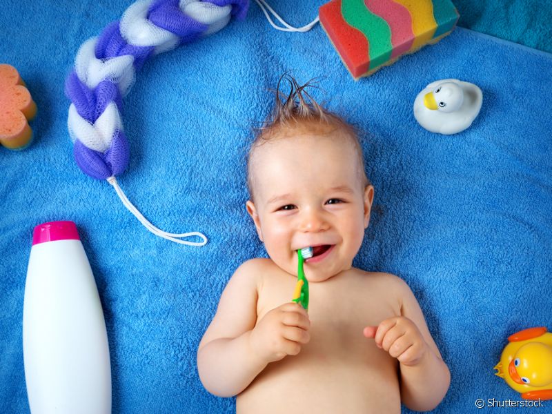 É normal alguns bebês com idade entre um e dois anos chorarem na hora da higiene bucal. Caso isso aconteça, você pode tentar usar de artifícios como músicas, livros e vídeos educativos sobre higiene bucal.