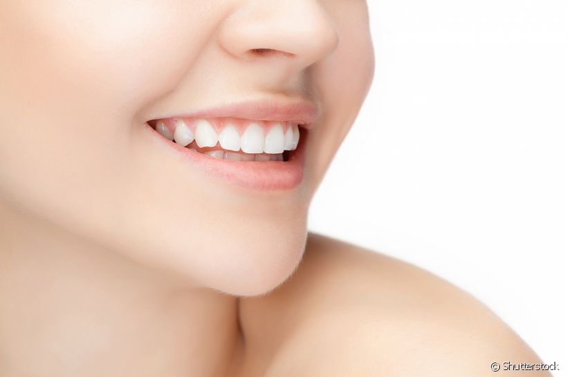 Está querendo fazer clareamento dental? A profissional explicou como realizar o procedimento sem trazer riscos para a sua saúde bucal. Confira!
