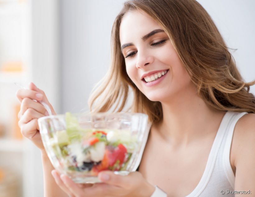 Você sabia que a falta de alguns alimentos também pode ser uma causa do mau hálito? Entenda mais sobre o assunto e veja como evitar o problema