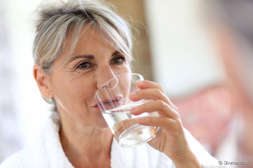 Água faz bem para a pele e boca, ajudando a produzir saliva e eliminar restos de alimentos