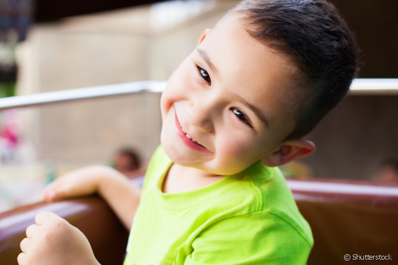 É comum vermos crianças com traumas nos dentes como resultados de suas brincadeiras. No entanto, é possível trazer o sorriso de volta com a ajuda do clareamento? Confira a explicação do profissional sobre esse assunto
