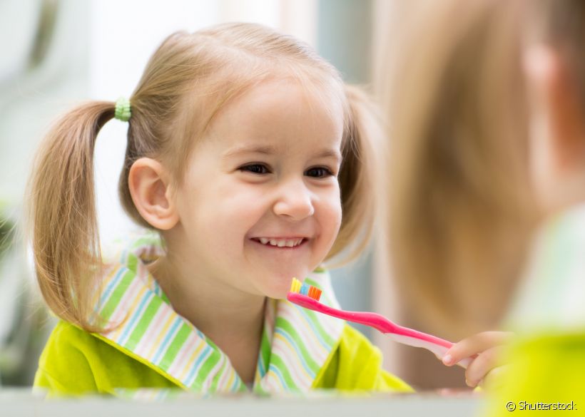 Você notou que os dentes de leite de sey filho estão nascendo com manchinhas? Consultamos uma profissional para entender se é possível que alguns dentes já nasçam cariados