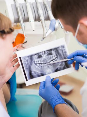 Etapa cirúrgica e protética: entenda cada passo do implante dentário