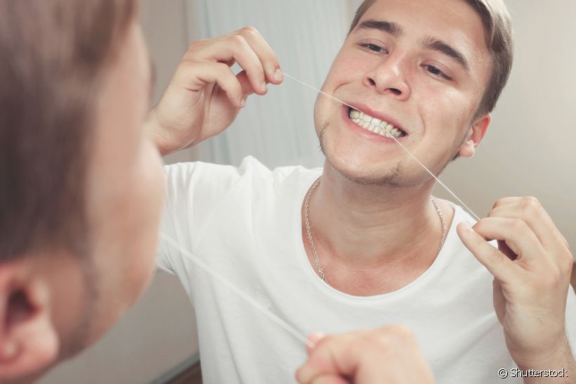 Como deve ser feita a limpeza bucal para quem possui implante dentário? O profissional trouxe explicações sobre a importância do uso do fio dental