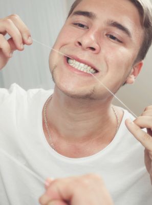 Preciso passar fio dental no dente implantado?