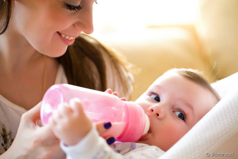 A cárie de mamadeira é um problema comum entre os bebês. Saiba como prevenir esse quadro com as orientações da especialista