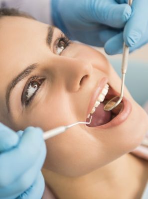 Ortodontista comenta prós e contras do aparelho de contenção fixa