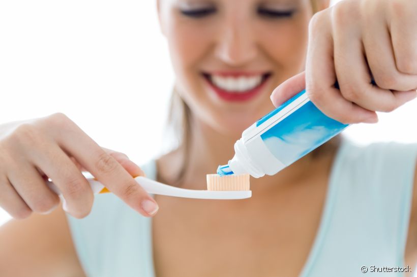 A higiene bucal pode ajudar na prevenção do herpes labial. Veja as orientações da especialista para esse momento