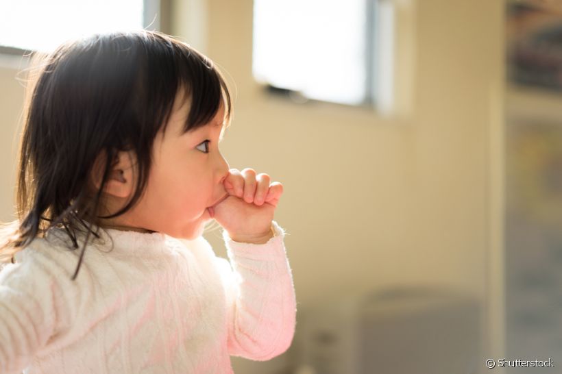 Chupar o dedo é um hábito considerado até natural para crianças. Porém, a prática a longo prazo pode representar problemas para a saúde do pequeno. Saiba como ajudar seu filho a não passar por esse quadro