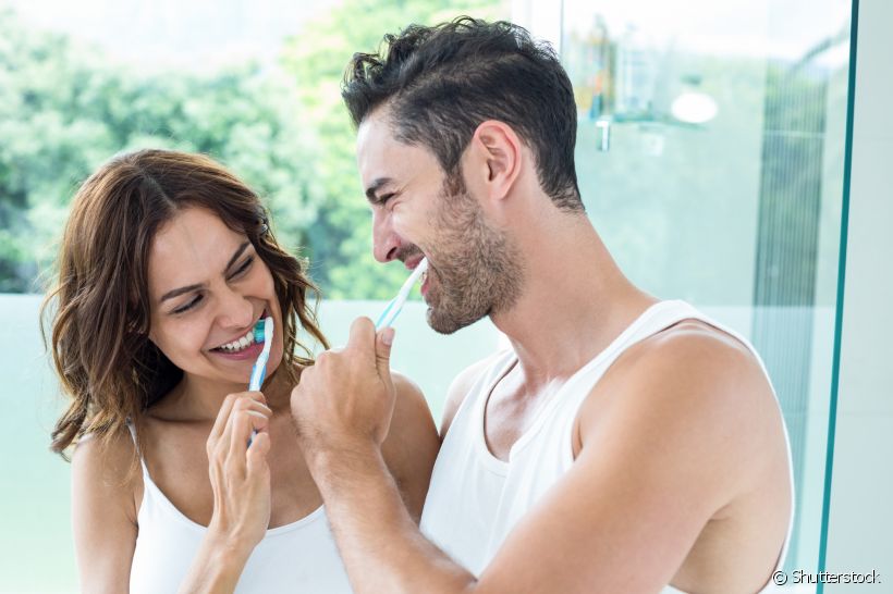 Depois de comer, muitas pessoas vão imediatamente escovar os dentes. Mas isso não é o melhor para a sua saúde bucal! Entenda por que 30 minutos após a refeição é o tempo ideal para essa limpeza 