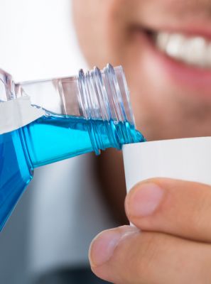 7 passos para um melhor uso do enxaguante bucal