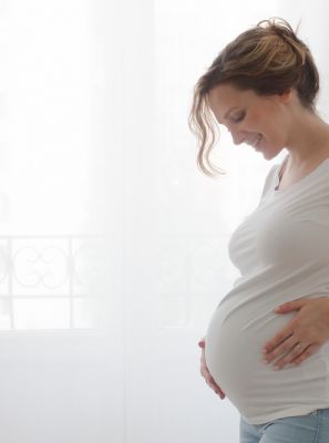 Entenda por que o risco de desenvolver cárie na gravidez é maior