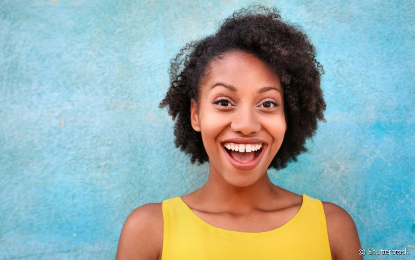 Dentes espaçados, apesar de poderem ser considerados um charme, trazem riscos para o sorriso. Conheça as causas e tratamentos desse quadro! 