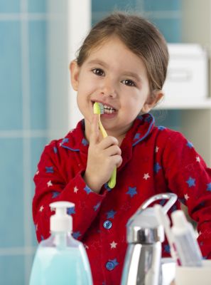 Como ensinar a criança a escovar os dentes sozinha?