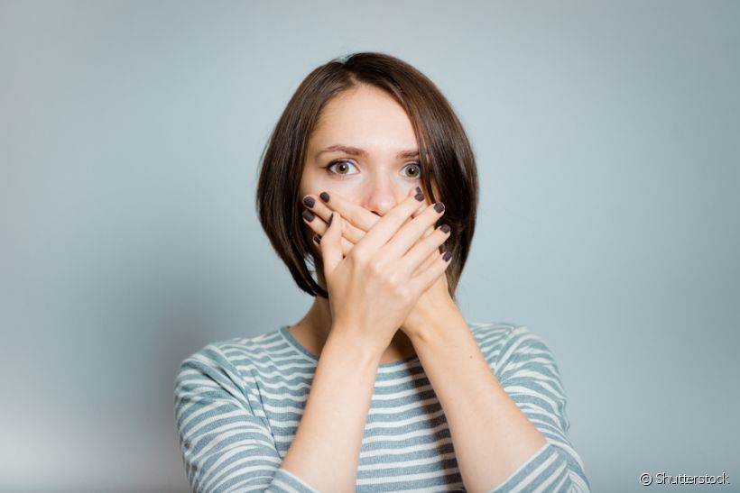 A cárie pode apresentar alguns sinais, como a dor de dente. Será que o mau hálito também pode ser um deles? Conheça os sintomas mais comuns dessa doença