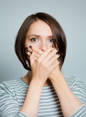 A cárie causa mau hálito? Veja os sintomas dessa doença bucal