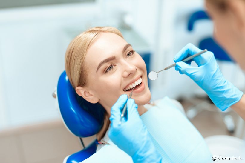 Muitos pacientes comentam que seus dentes estão mais brancos após a profilaxia bucal. Isso também acontece com você? Entenda o que acontece no procedimento e como cuidar da saúde bucal