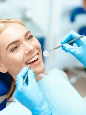 A profilaxia bucal pode tornar os dentes mais claros? Entenda