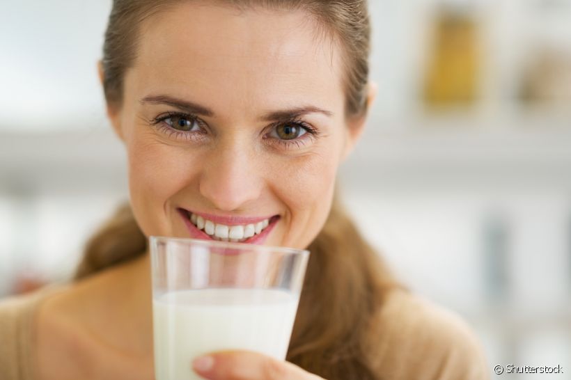 O consumo de leite é um dos maiores do mundo. E esse item pode ser muito importante para sua saúde bucal. Veja como o líquido rico em cálcio ajuda sua gengiva