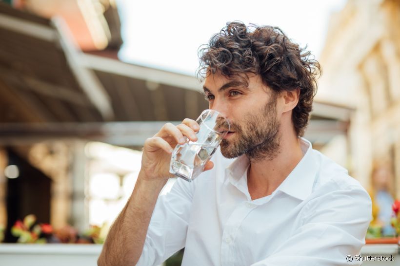 Você costuma beber água durante o dia ou só quando sente muita sede? Saiba a importância desse hábito para a saúde do seu sorriso 