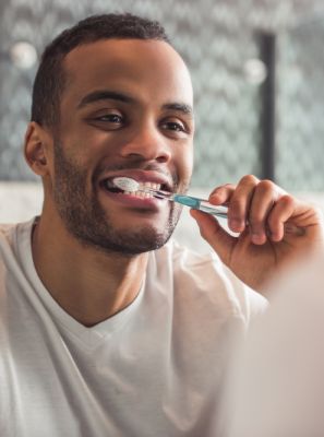 Passar mais tempo escovando os dentes evita problemas bucais?