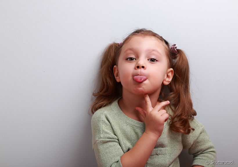 A higiene da língua deve ser um hábito presente desde a infância! Confira se seu filho está fazendo essa limpeza da forma correta