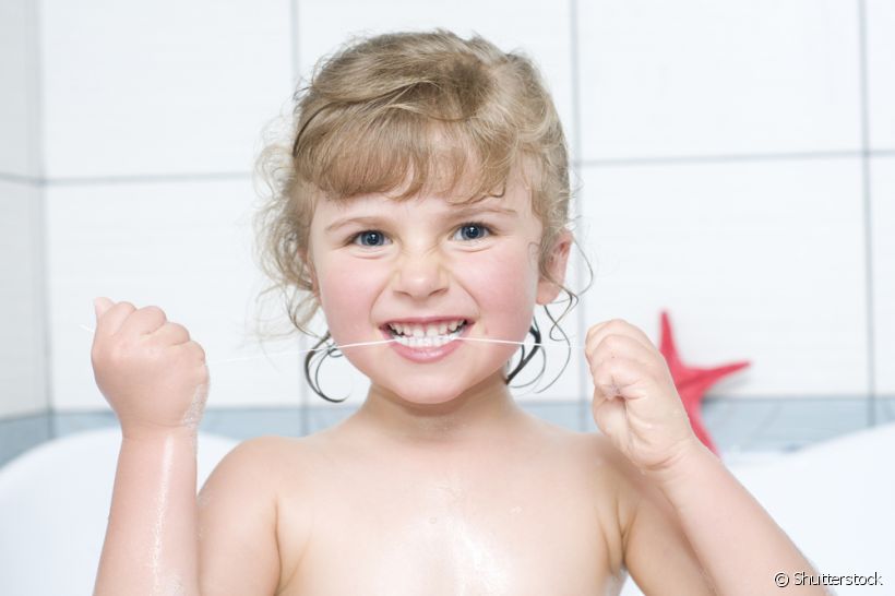 O profissional odontopediatra pode ajudar na hora de incentivar os pequenos a usarem o fio dental. Entenda a importância desse item para a higiene bucal na infância