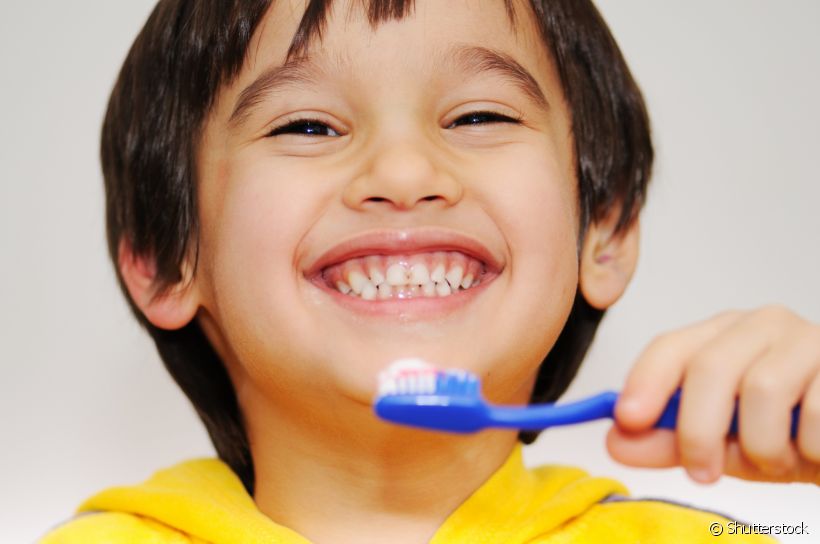 A saúde bucal infantil bem cuidada pode prevenir possíveis cáries e outras complicações futuras. Entenda quais os itens necessários à rotina dos pequenos