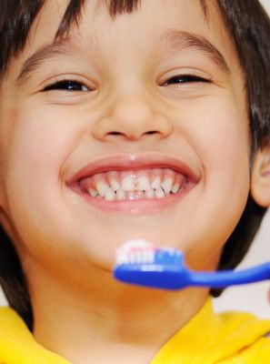 A importância da escova de dentes e creme dental infantil na saúde bucal da criança
