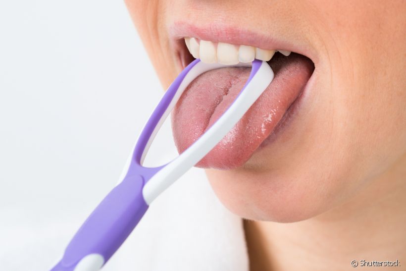Você já conhece o limpador de língua? Esse pequeno instrumento é capaz de evitar um acúmulo bacteriano na região oral e também de prevenir o mau hálito