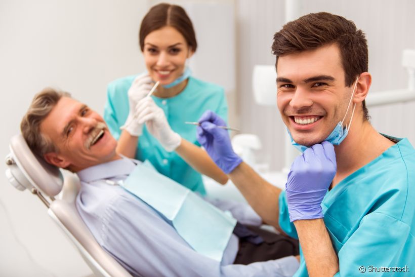Não ter os devidos cuidados com a prótese dentária pode ser a causa de mais uma avulsão. Dentistas comentam se o acessório precisa de ajustes e como é feito 